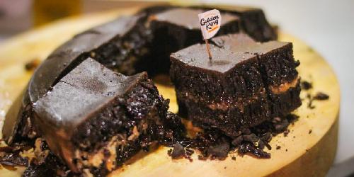 Martabak Goldenking Gumilir: Rasa yang Menggigit di Jantung Cilacap
